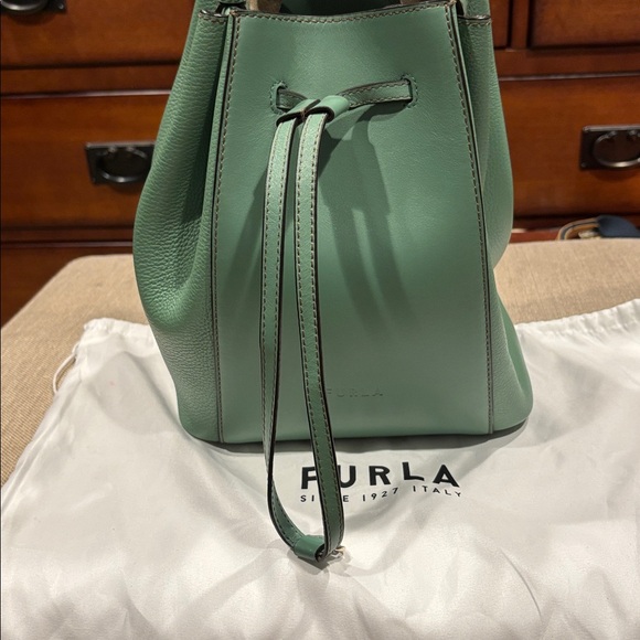 Furla Miastella Bucket leather bag
It’s the bigger size, can fit a lot! - Picture 1 of 4